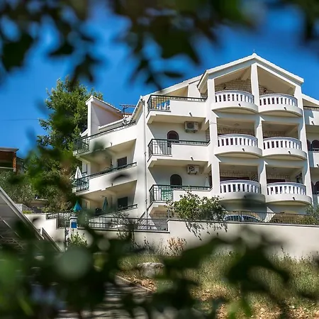 Appartement Fani - In *